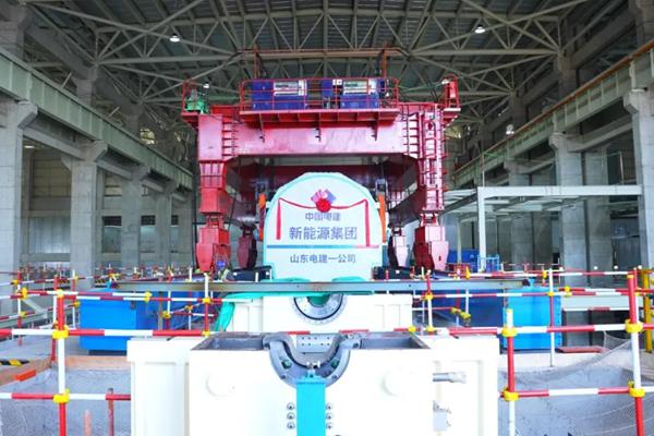国内首个！肥城压缩空气储能电站定子吊装就位